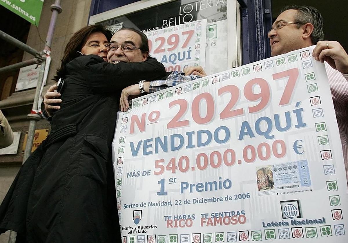 Los dueños de una administración celebran haber dado el segundo premio Gordo repetido de la historia de la Lotería de Navidad