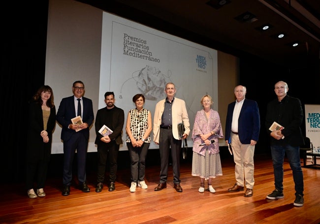 Sonia Madrid, José Luján, Manuel Madrid, Rosa Peñalver, Pedro Calatrava, Soledad Puértolas, Francisco Florit y Longinos Marín, en el auditorio de la Fundación Cajamurcia en Murcia, antes del acto.