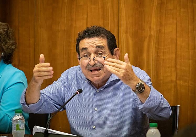 Manuel Mestre critica la postura de los socialistas en el pleno.