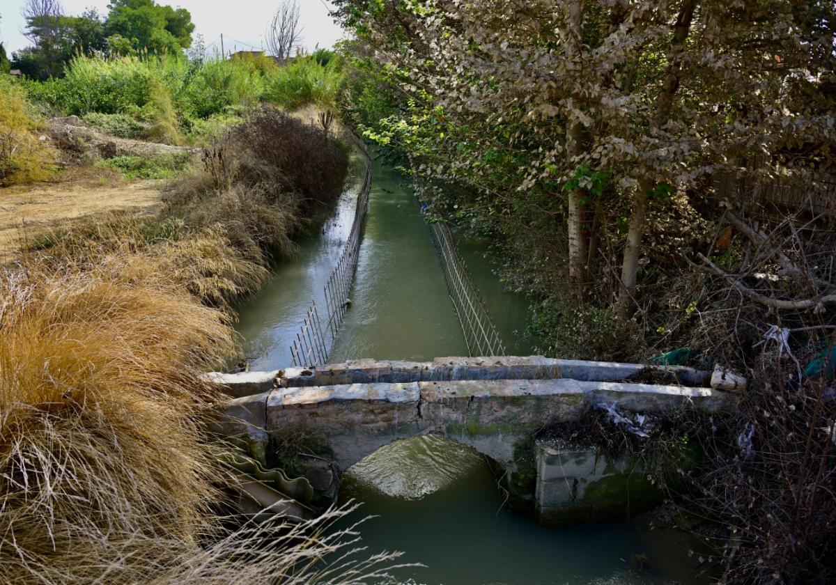 Situación actual de la acequia de Benetúcer, a su paso por Llano de Brujas, con los forjados sobresaliendo del cauce.