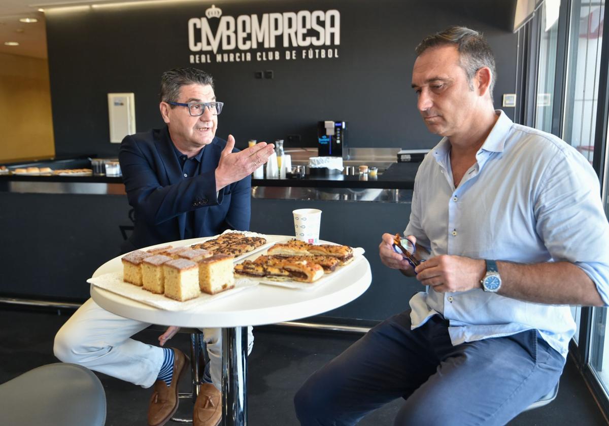 Javier Recio (d) escuchando a Paco López, director general del Real Murcia, durante un almuerzo con periodistas en el estadio Enrique Roca, el año pasado.