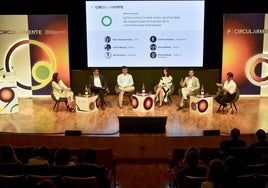 María Dolores Iniesta, Emilio Mayoral, Manuel Serna, Guiomar Sánchez, Óscar Ballesta y Elisa Gambuzzi durante una de las mesas redondas del foro.