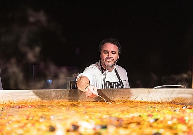 Miguel Maestre prueba una de las paellas gigantes que elabora para miles de personas.