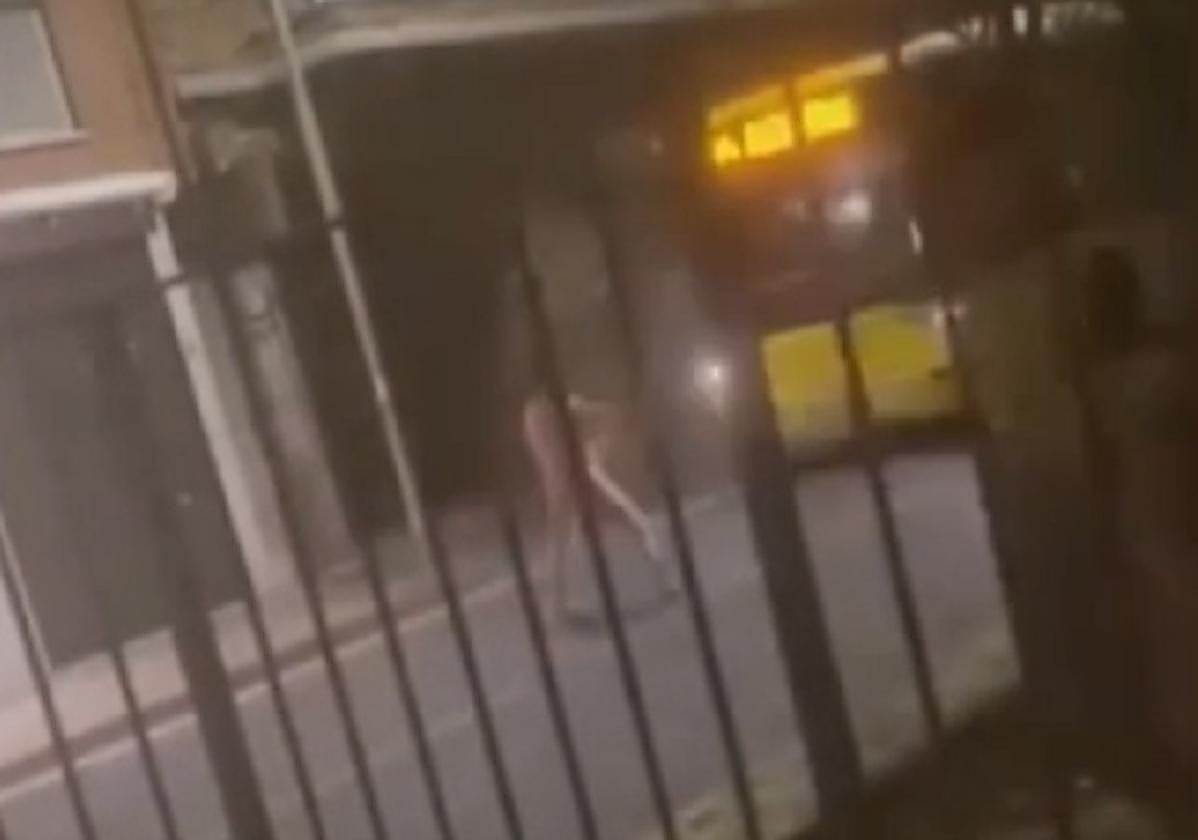 Captura del vídeo compartido en redes sociales, donde el joven aparece lanzando piedras contra el vehículo.