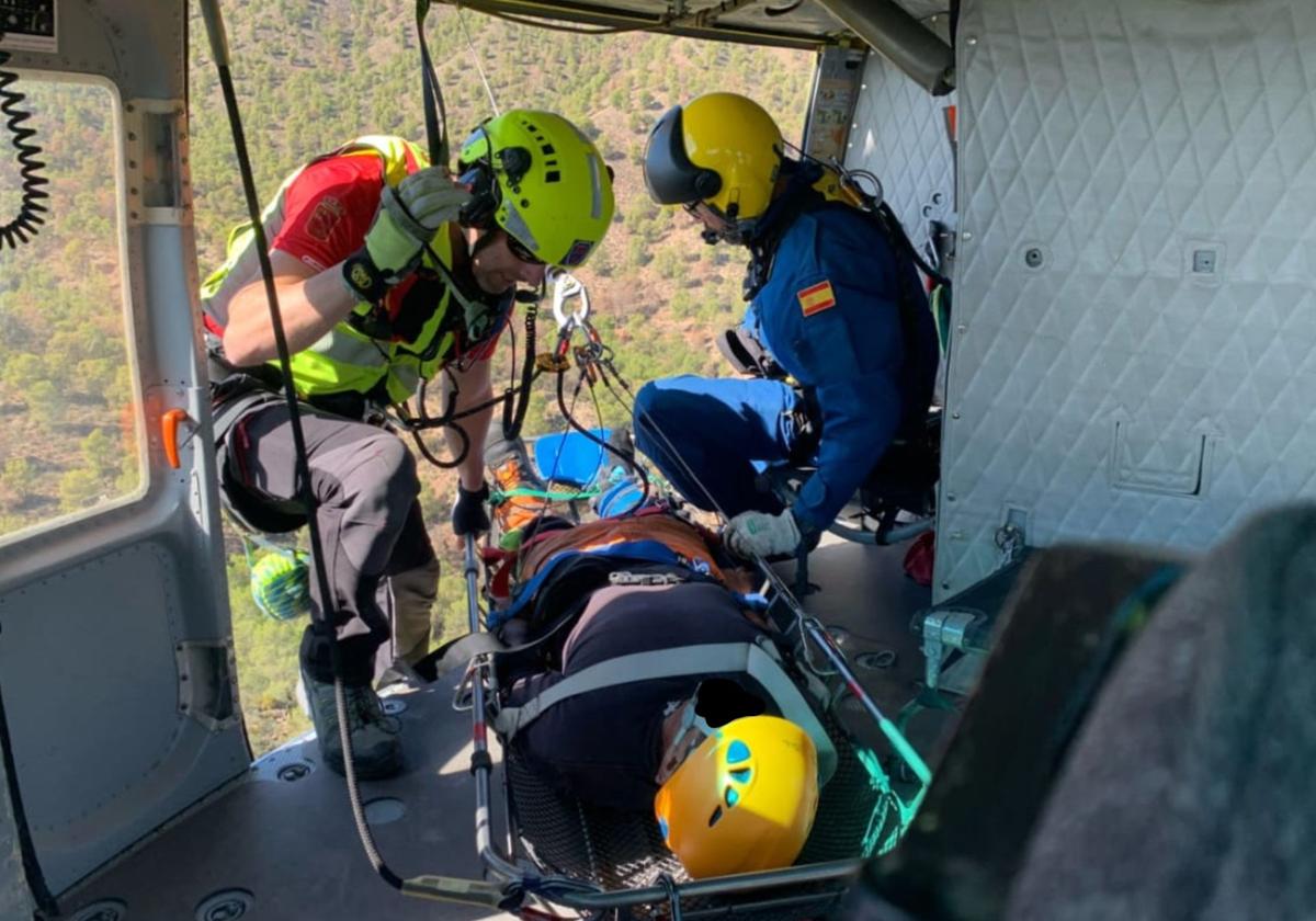 Unidad helitransportada del Consorcio de Extinción de Incendios y Salvamento trasladando al herido.