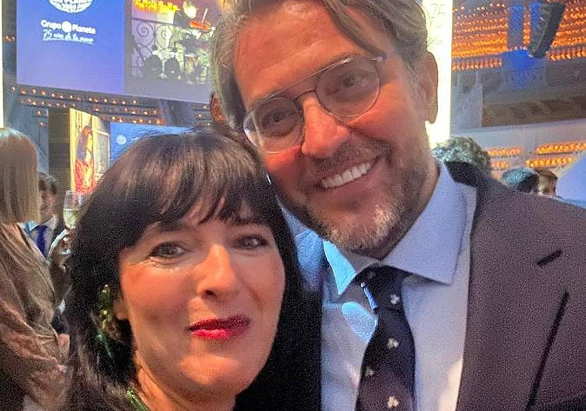 'Selfi' de Susi Rosa junto al escritor Máximo Huerta durante la gala de entrega del Premio Planeta, ayer en Barcelona