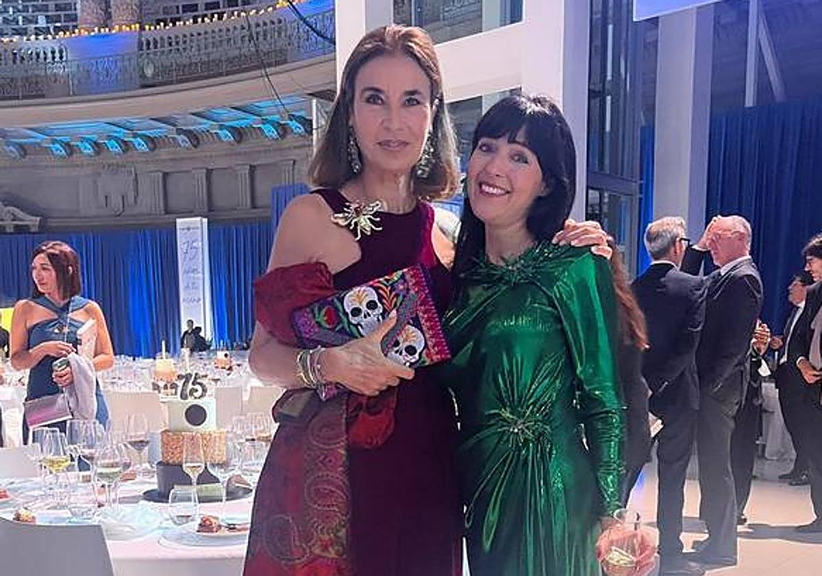 Imagen principal - La escritora afincada en Murcia Susi Rosa junto a Carmen Posadas, presidenta del jurado del Premio Planeta, la ganadora Paloma Sánchez-Garnica y Sonsoles Ónega, ganadora del premio el año pasado. 