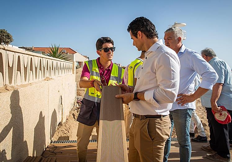 Material sintético que sustituirá al actual pavimento de madera natural y que ya se está colocando en la senda peatonal de La Mata.