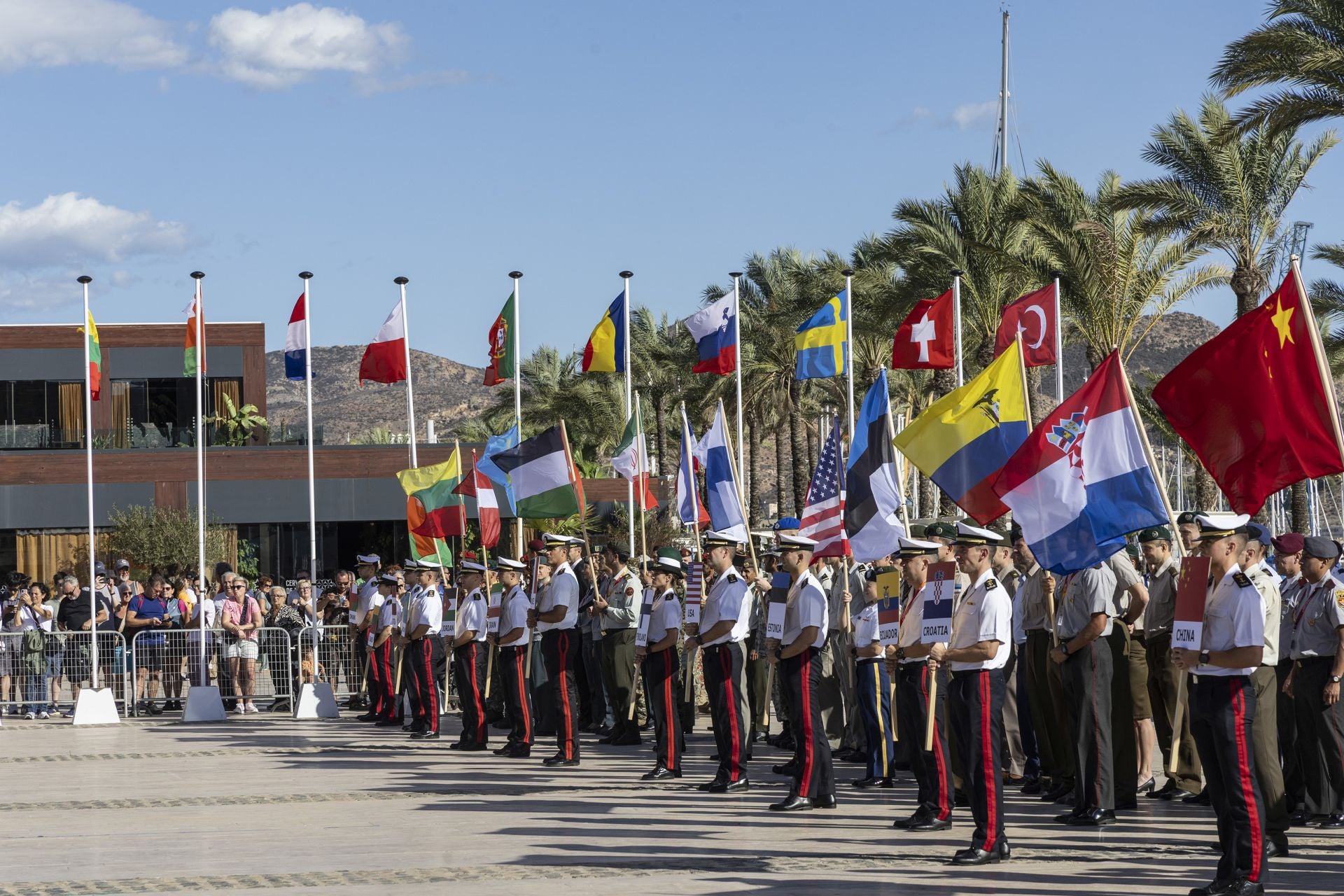 Llegada de los militares que participan en Cartagena en el campeonato de carreras de orientación