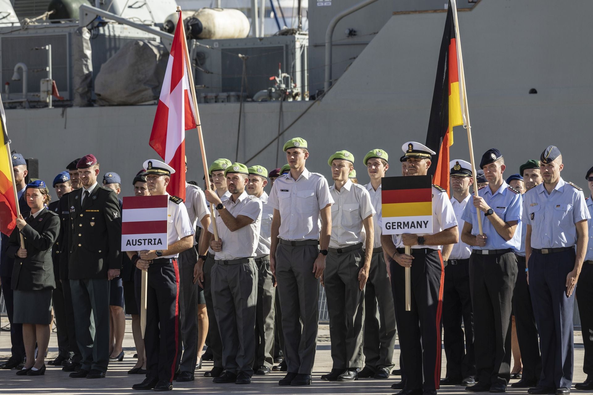 Llegada de los militares que participan en Cartagena en el campeonato de carreras de orientación