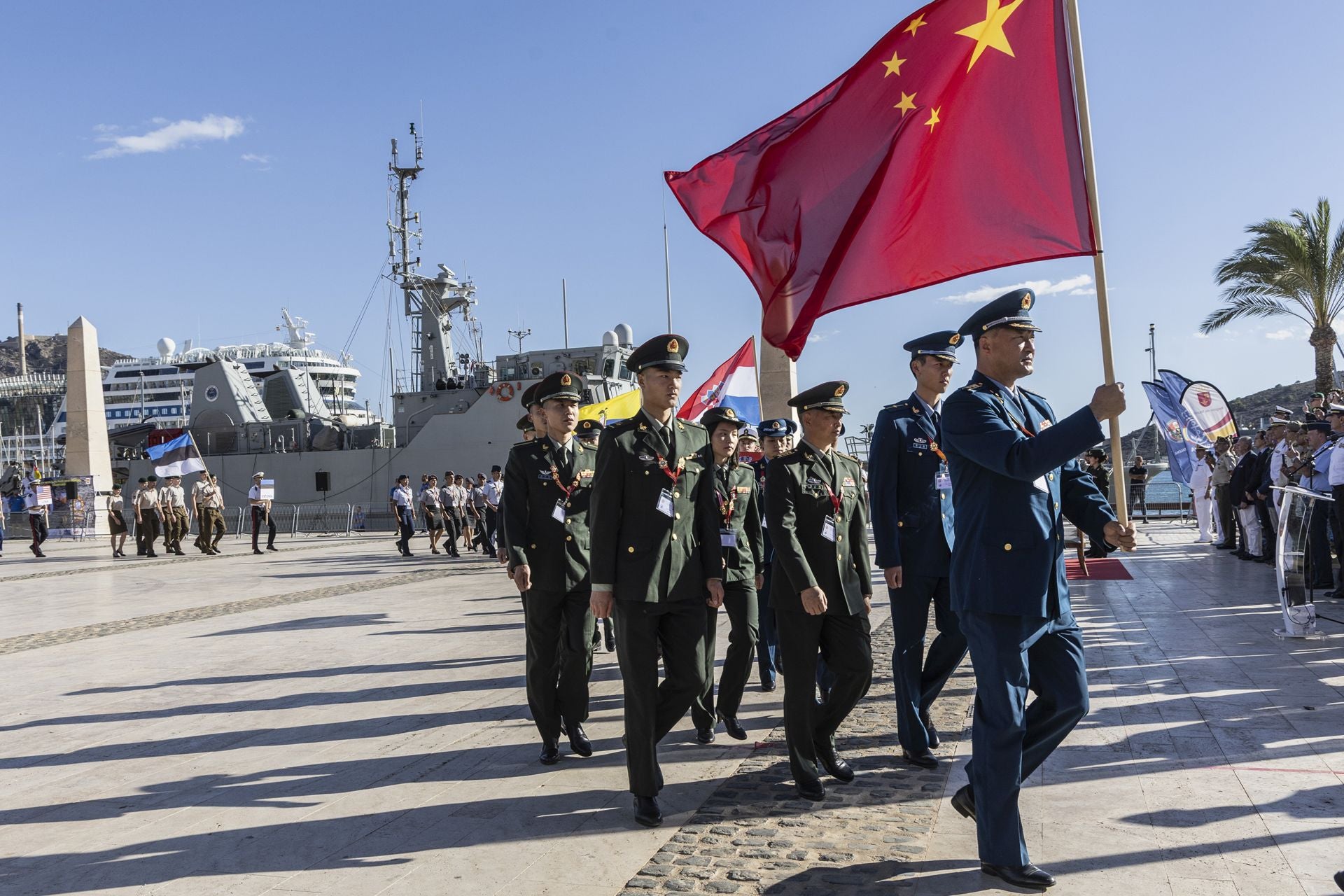 Llegada de los militares que participan en Cartagena en el campeonato de carreras de orientación