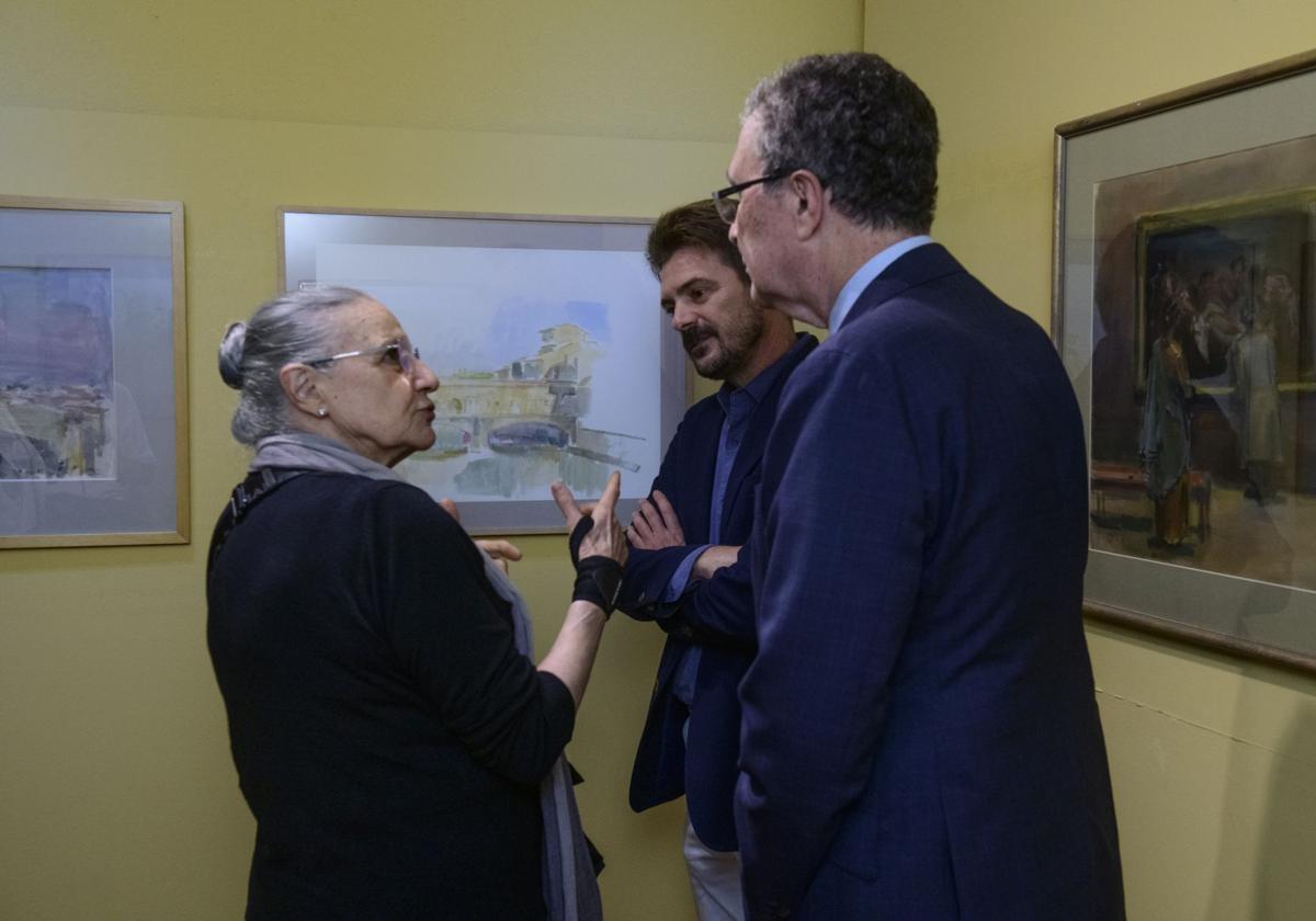 Isabel Verdejo habla con Rafael Fuster y José Ballesta en el acto de entrega de la donación.