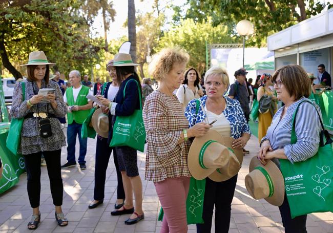 Asistentes al congreso de la Asociación Española contra el Cáncer, ayer en el jardín del Malecón de Murcia.