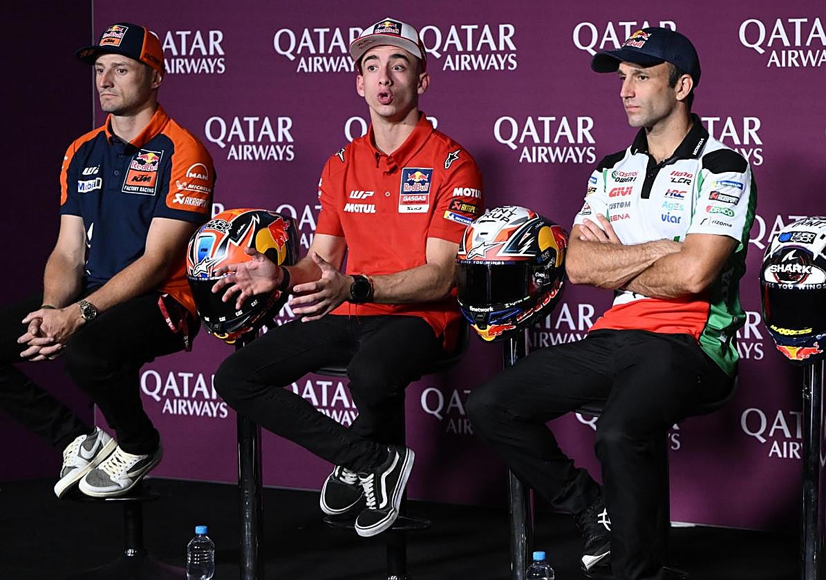 Pedro Acosta, en el medio, durante su comparecencia de este jueves.