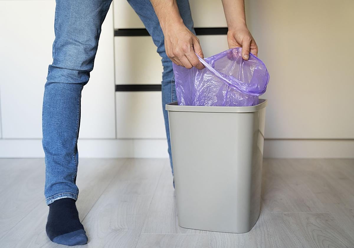 Imagen de archivo de un cubo de basura.