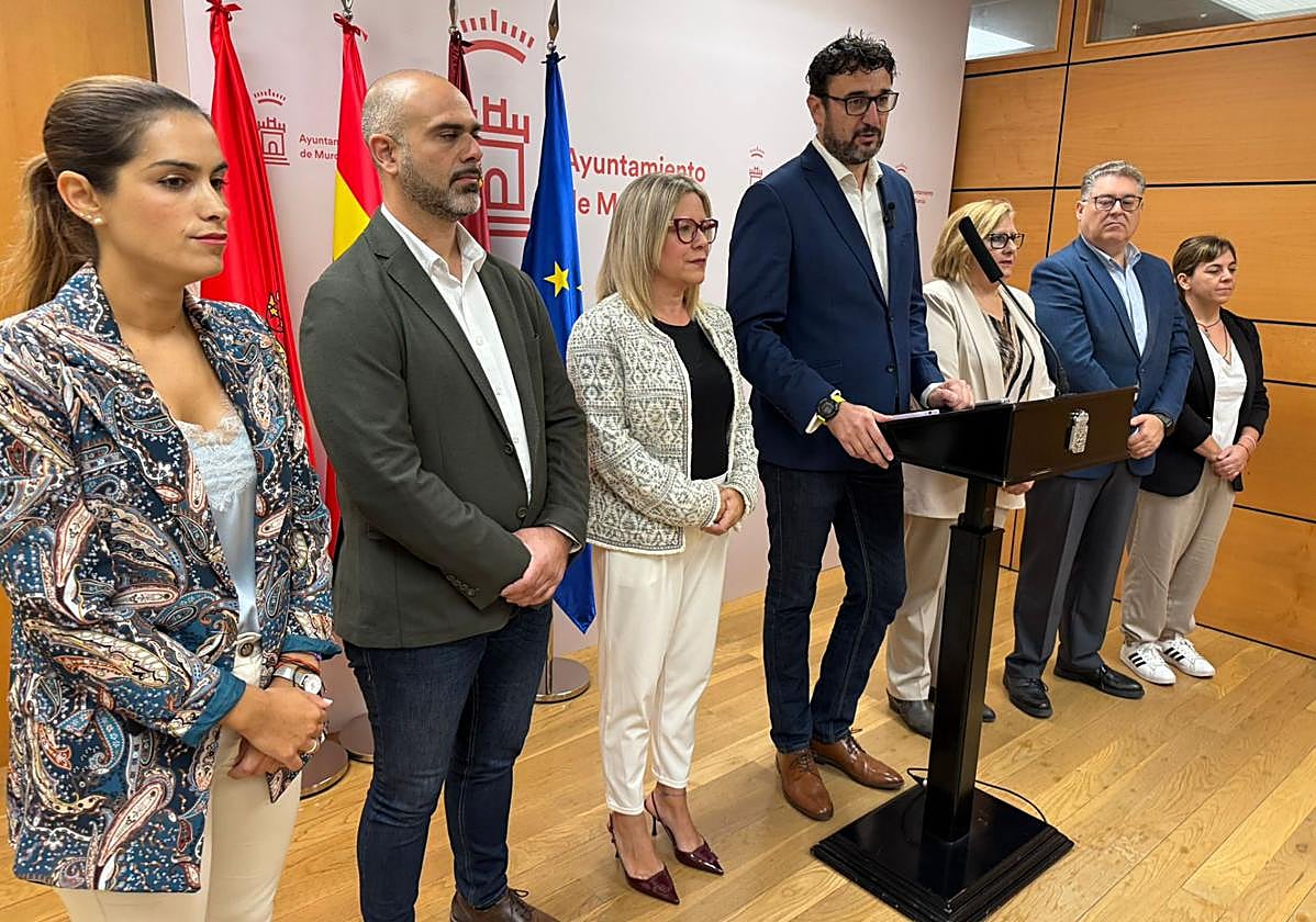 Los ediles del Grupo Socialista acompañan a Ginés Ruz durante su comparecencia.