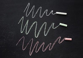 El truco para deshacerte de las manchas de grasa en tu ropa: solo necesitarás una tiza.