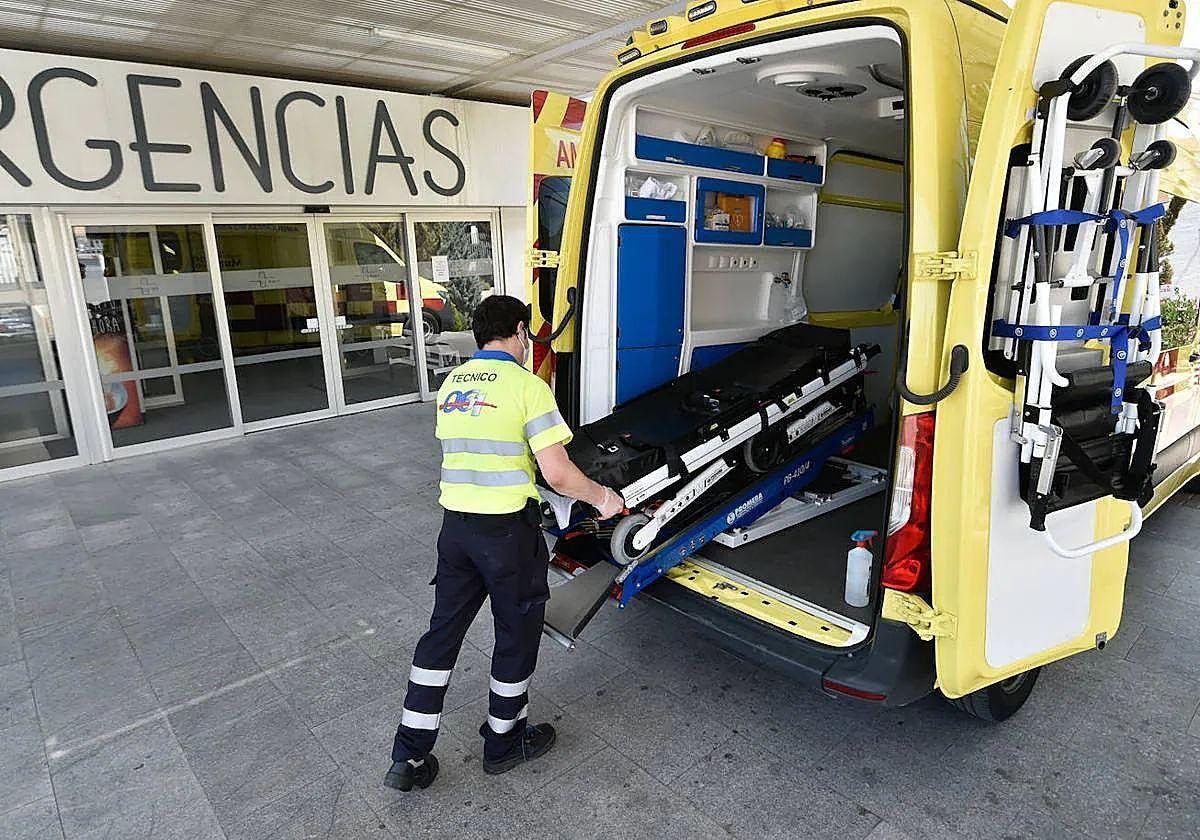 Imagen de archivo de una ambulancia en la puerta de Urgencias del Hospital Virgen del Castillo de Yecla.