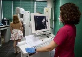 Una mujer se somete a una mamografía, en una imagen de archivo.