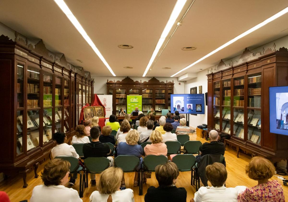 Imagen principal - Asistentes a la presentación celebrada en la Biblioteca Fernando de Loaces. Abajo a la derecha, el historiador del arte Jorge Belmonte.