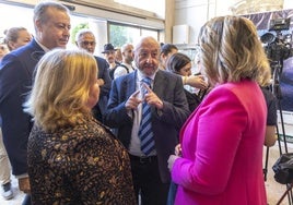 José Ramón Riera conversa con Carlos Bernabé, Ana Correa y Noelia Arroyo.