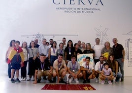 En el mismo aeropuerto. Tras los abrazos, los subcampeones posaron con sus padres y el presidente (d) de la Territorial para LA VERDAD.