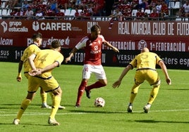 Pedro León, jugador del Real Murcia, controla el balón en la frontal rodeado de varios futbolistas del Alcorcón.