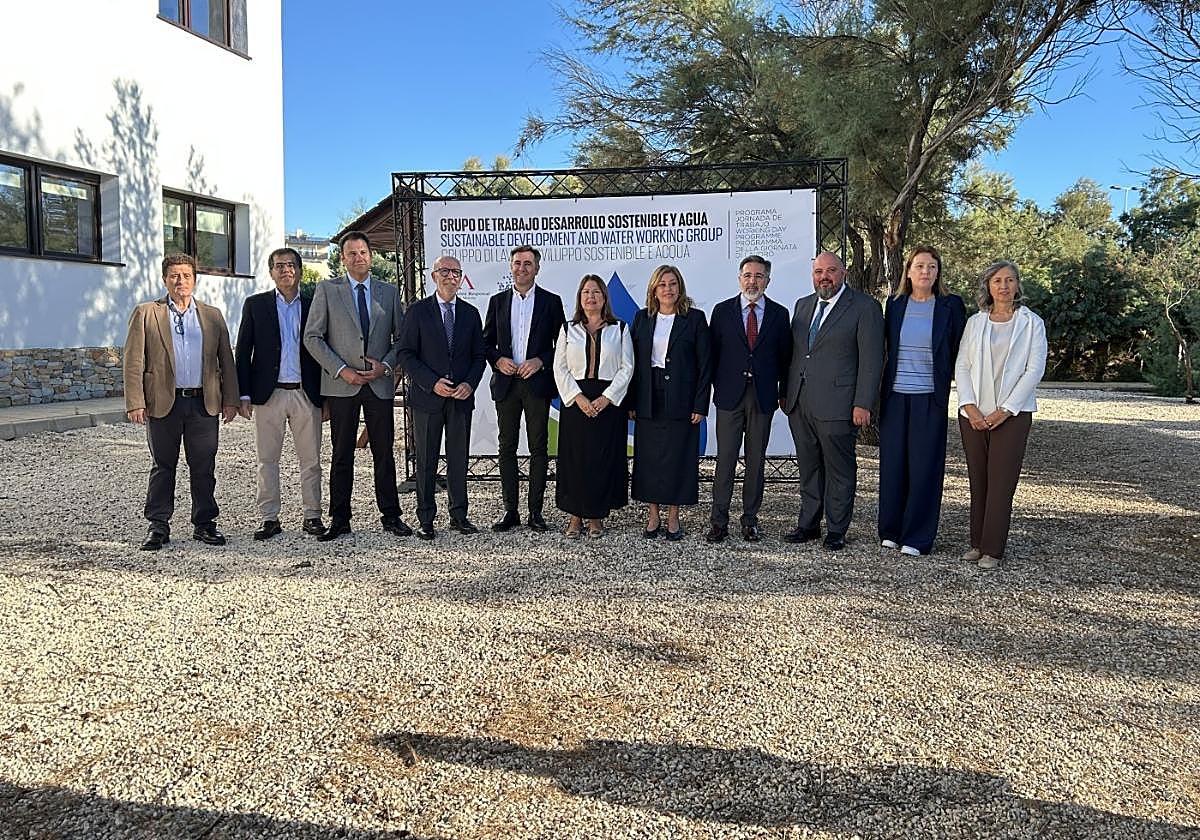 Miembros del grupo de trabajo 'Desarrollo sostenible y agua', con Visitación Martínez, ayer.
