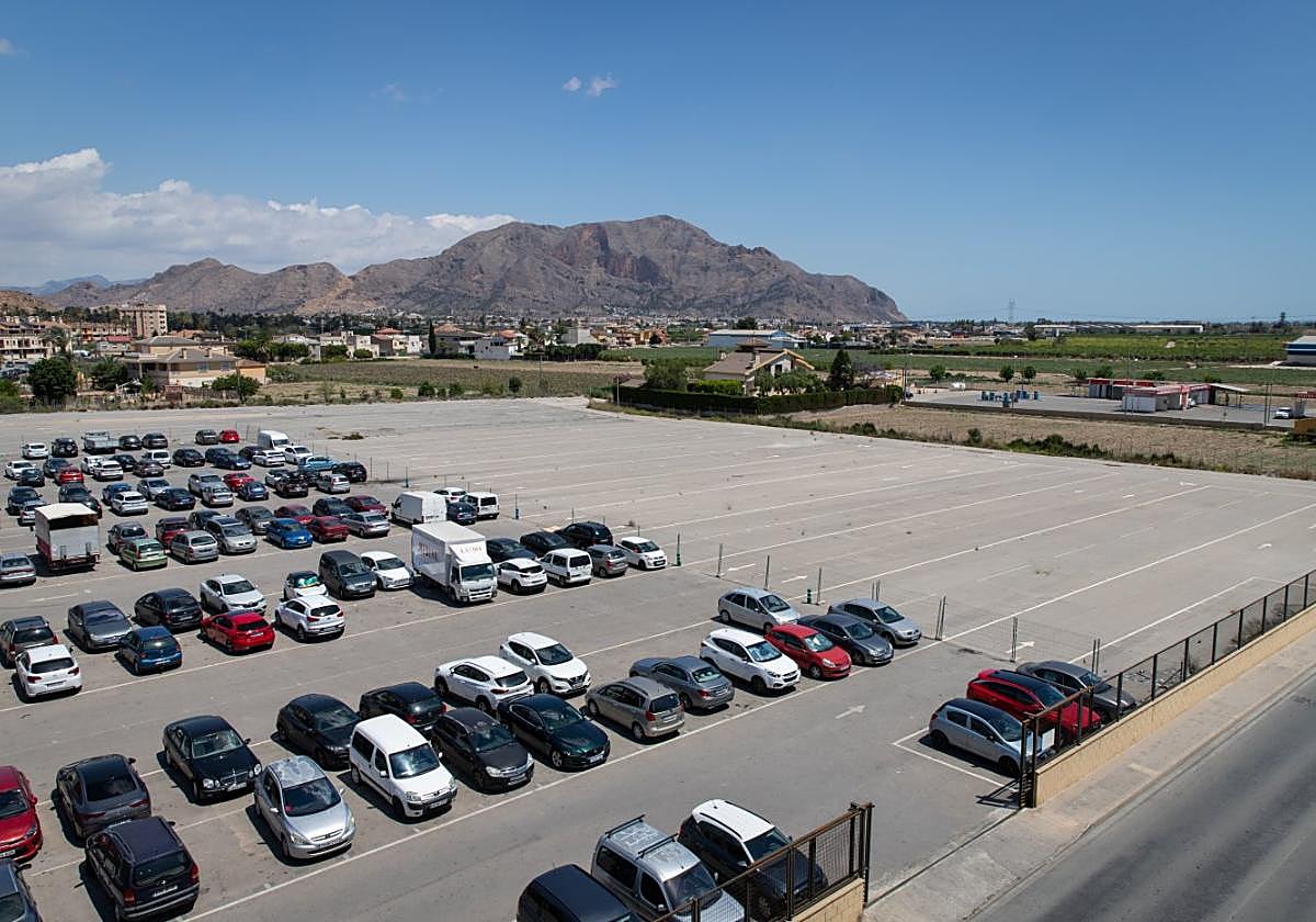 Vista del parking de Los Huertos y del resto de terrenos que se prevé incorporar a la Ciudad Deportiva.