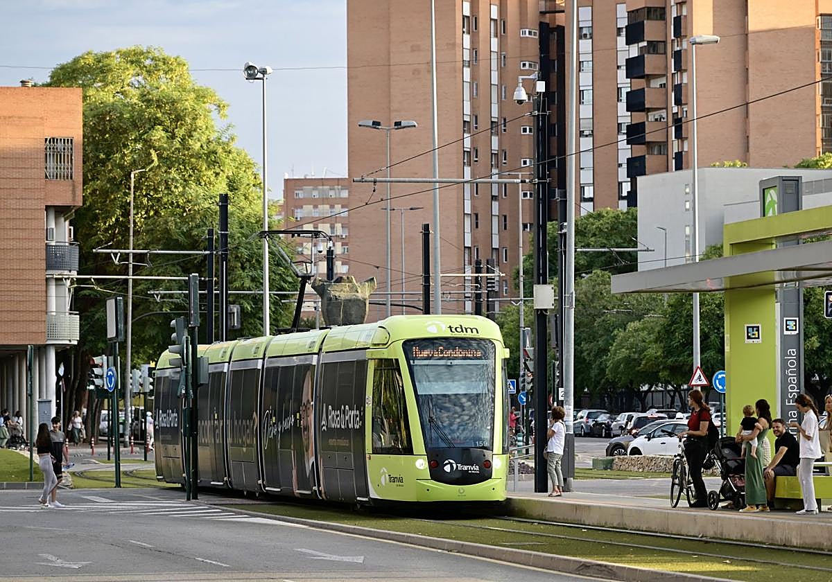 El tranvía a su paso por la avenida Juan de Borbón de Murcia, a la altura de la parada de Marina Española.