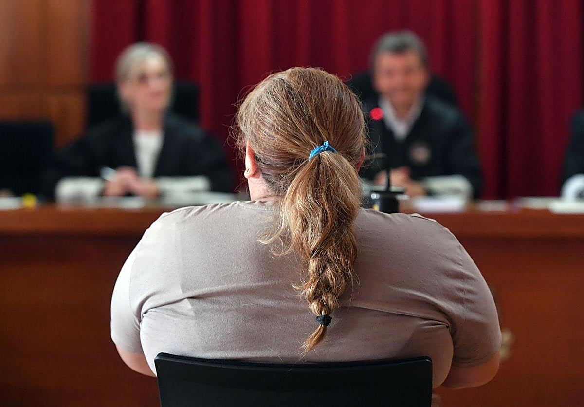 Yesenia Mercedes, una de las 'mamis' de la red de prostitución de menores de Murcia que ha sido objeto de un polémico juicio en las últimas semanas, durante una de las sesiones.