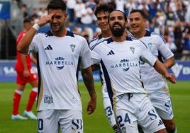 Aitor Puñal, jugador del Marbella, celebra un gol en la victoria por 4-1 ante el Sevilla Atlético, en compañía de Ryan Edwards y Marcos Peña.