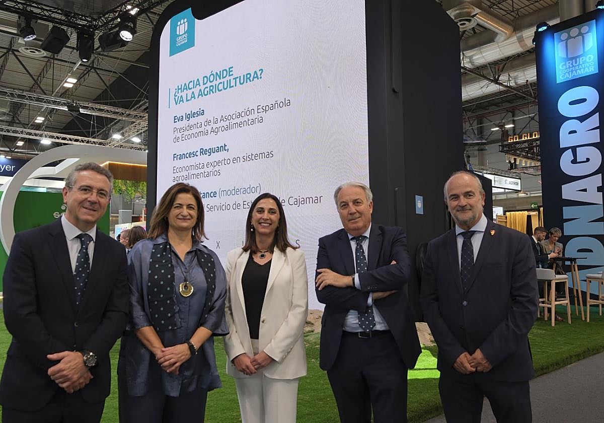Eduardo Baamonde, Bartolomé Viúdez y María Dolores Pagán, de Cajamar, con la consejera Sara Rubira, y el secretario general de la Consejería, Francisco José González.