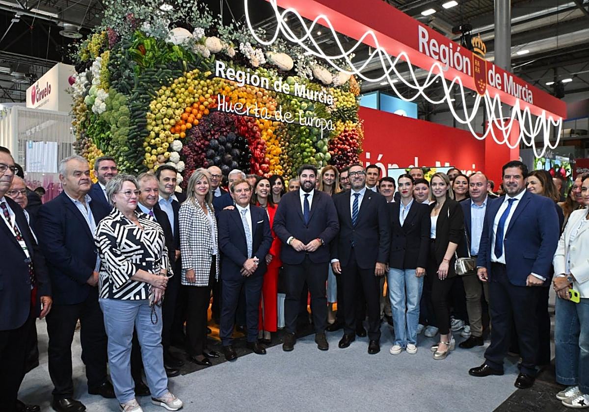 El presidente de la Comunidad Autónoma de la Región de Murcia, Fernando López Miras junto a otras autoridades, acompañó a los empresarios murcianos del sector durante la feria Fruit Attraction 2024 celebrada en Madrid.