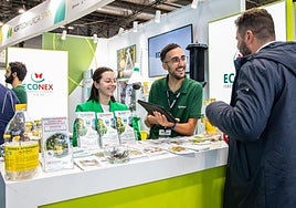 Comerciales de Econex, en su estand de Fruit Attraction 2024.