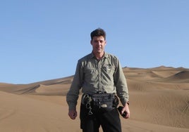 Jaime Martínez Valderrama ha estudiado numerosas zonas del planeta. Aquí posa en el desierto Kumtang, Xinjiang (China), en abril.