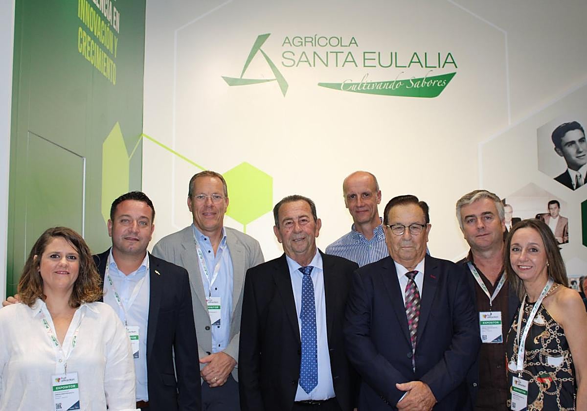 Foto de equipo de Agrícola Santa Eulalia durante la Feria.