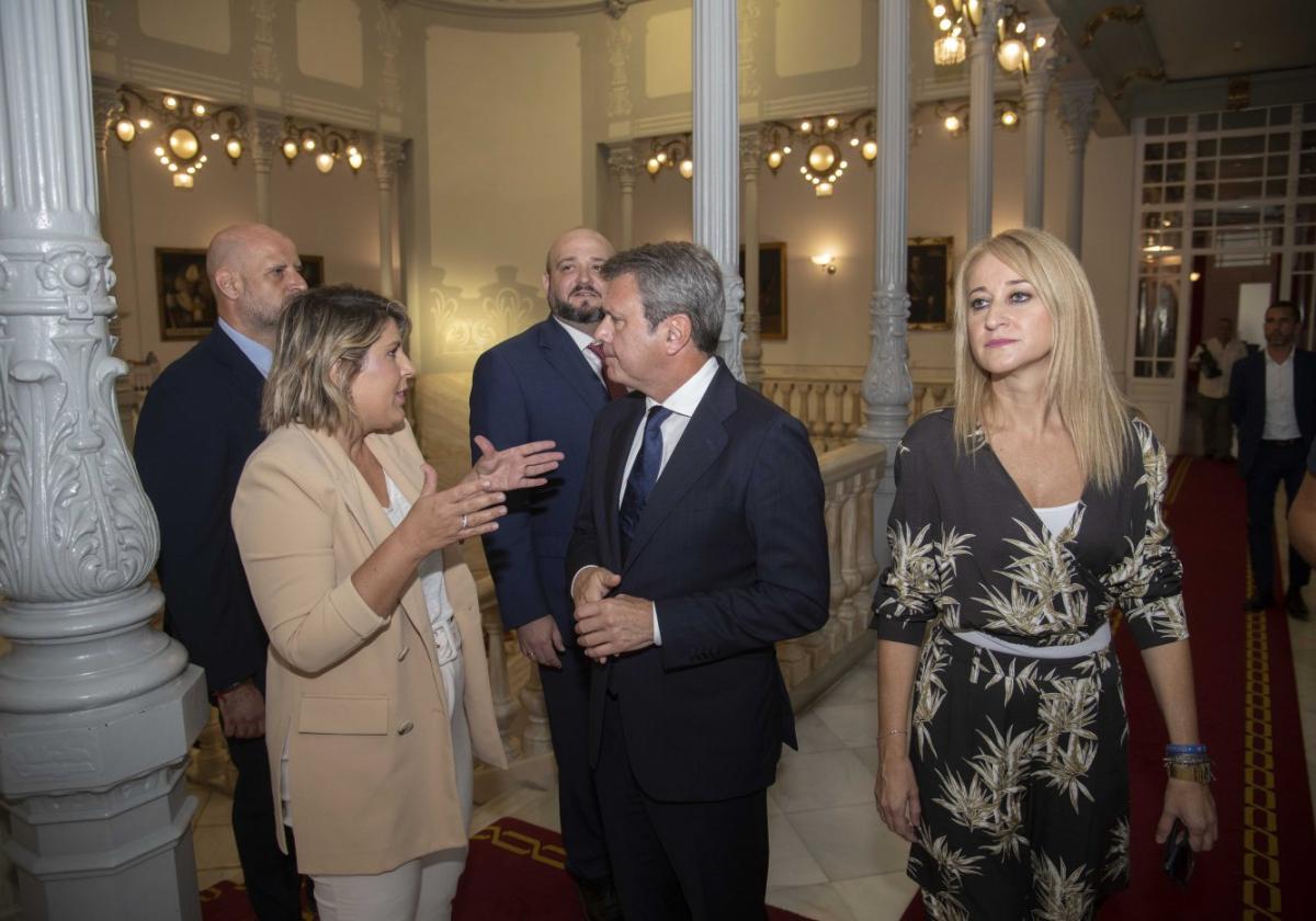 Noelia Arroyo y José Antonio Santano conversan en Cartagena el pasado martes.