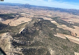 El helicóptero de la Dirección General de Seguridad Ciudadana y Emergencias se une a la búsqueda en zonas de Caravaca y Moratalla.