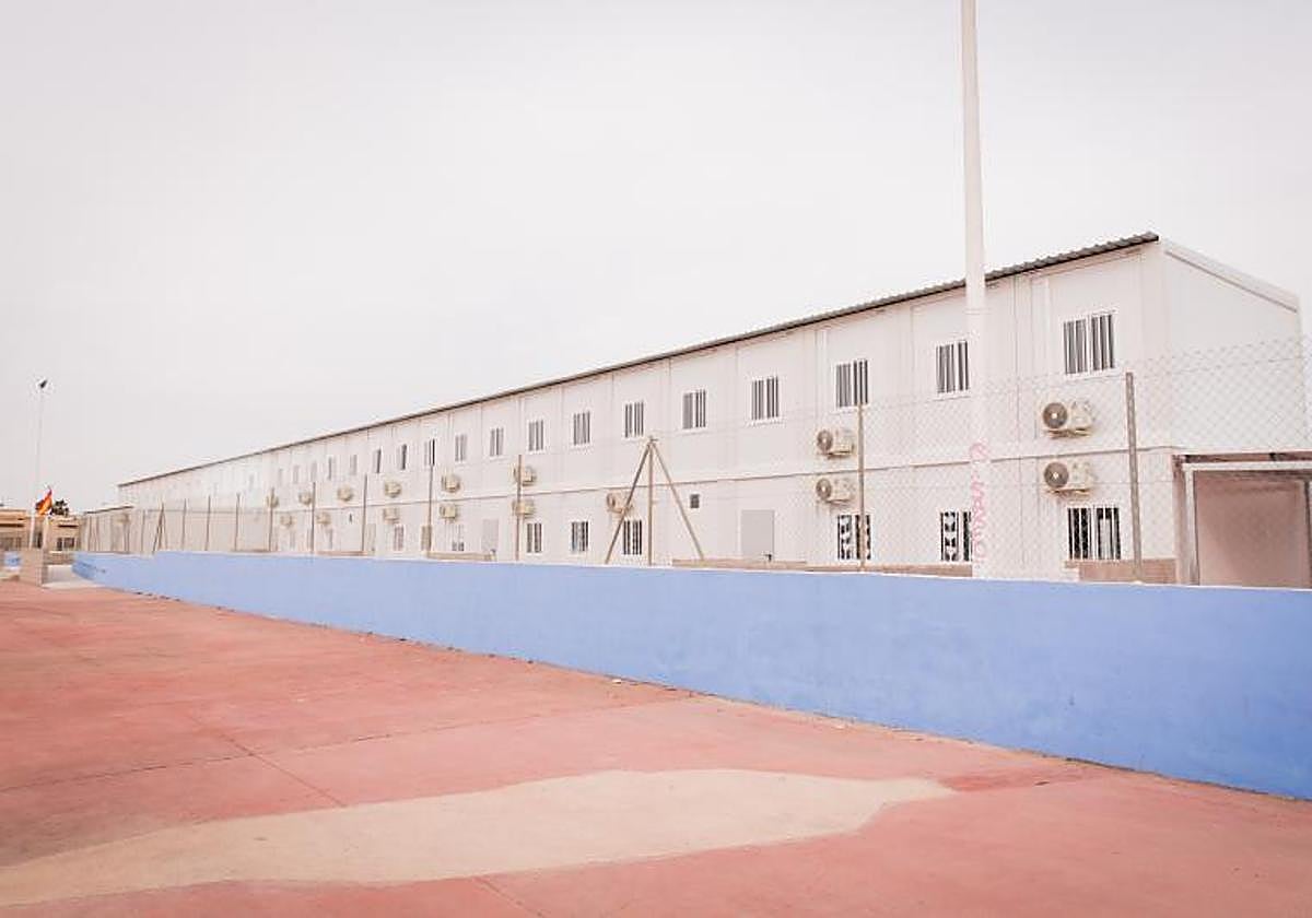 Barracones donde están alojados los alumnos del colegio número 14, en avenida de los Nenúfares.