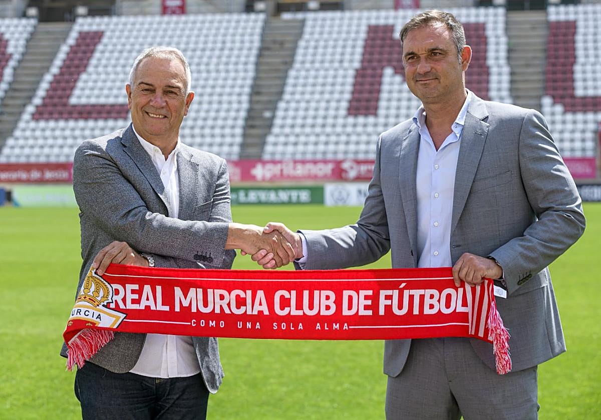 Felipe Moreno y Javier Recio se dan la mano en la presentación del segundo como director deportivo del Real Murcia, en junio de 2023.