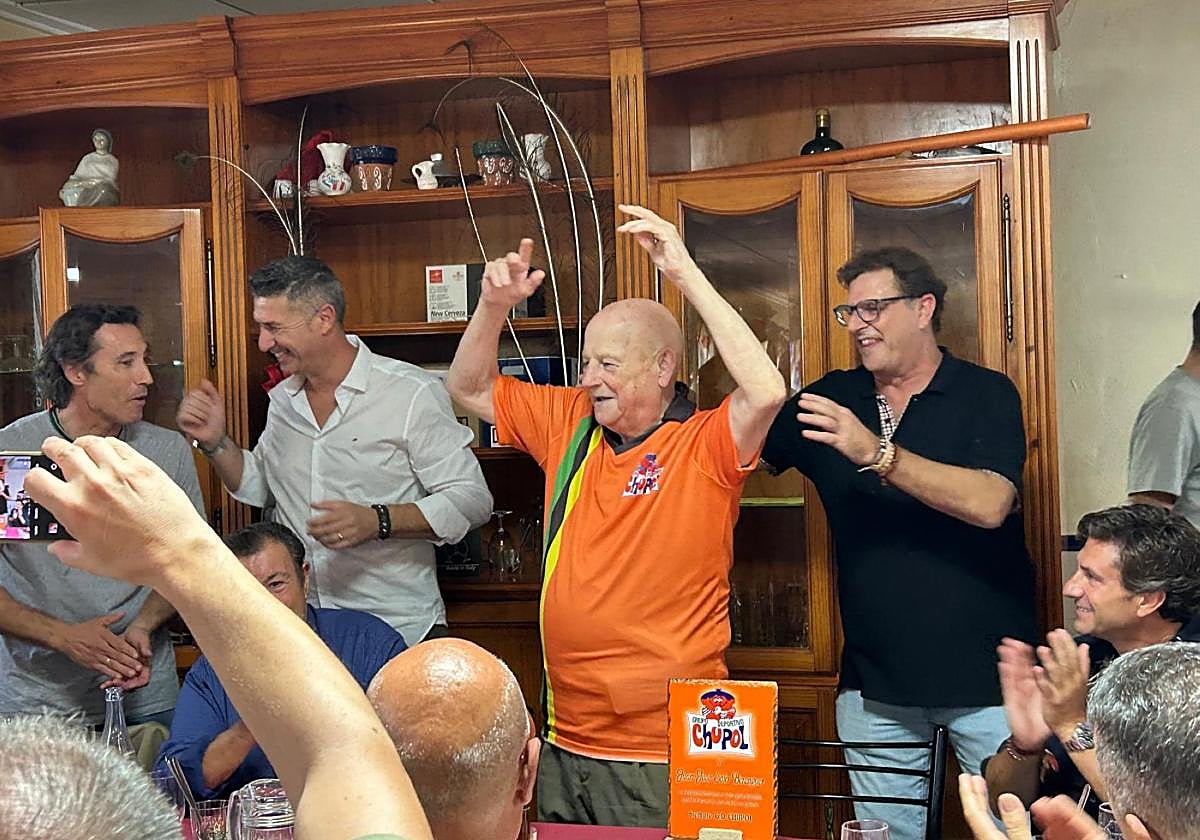 Juan José Soto posacon la camiseta naranjadel Chupol que le re-galaron sus exjugado-res en el homenaje querecibió el sábado.