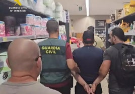 El presunto delincuente fue detenido por la Benemérita mientras se encontraba realizando la compra en un supermercado.