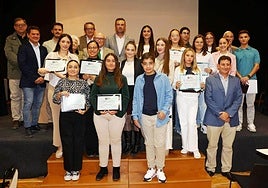 El alumnado premiado junto a las autoridades y representantes de la Fundación Robles Chillida.