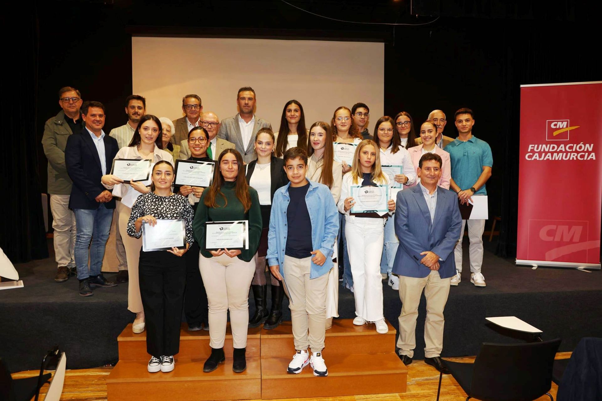 El alumnado premiado junto a las autoridades y representantes de la Fundación Robles Chillida.