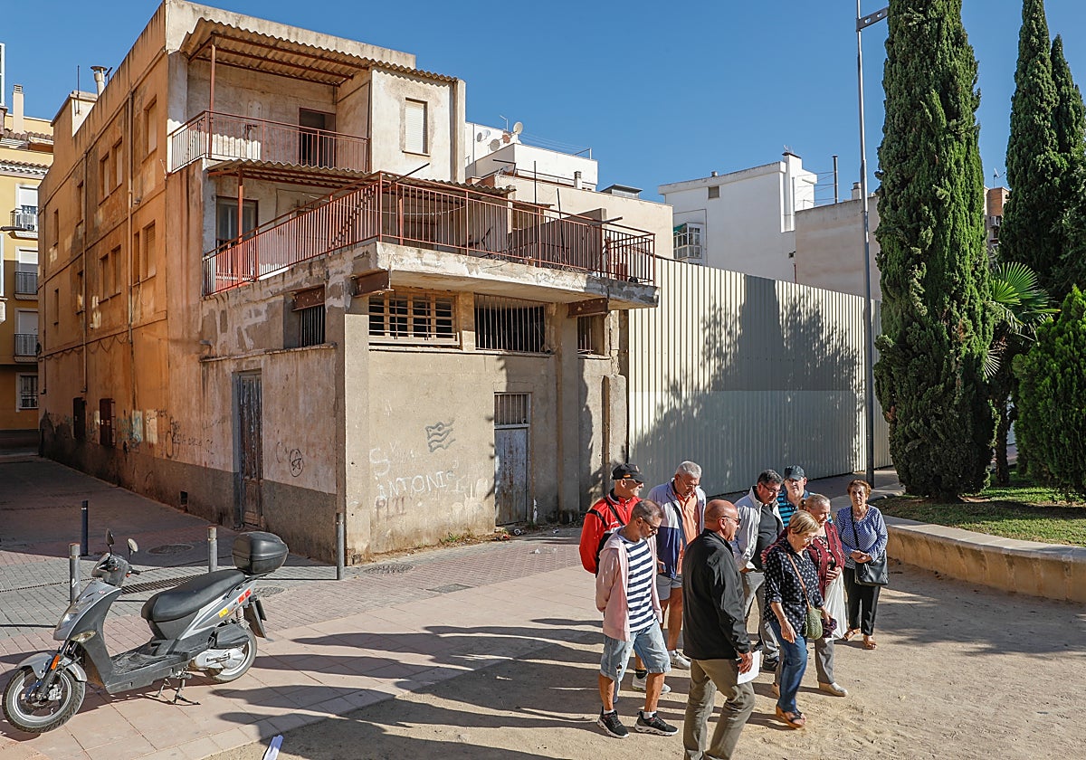 Vecinos de San Cristóbal y el edil de IU junto al edificio en ruina del parque de Curtidores.