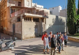 Vecinos de San Cristóbal y el edil de IU junto al edificio en ruina del parque de Curtidores.