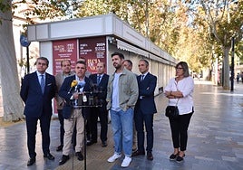 El edil Pacheco, pedáneos y comerciantes, en la presentación.