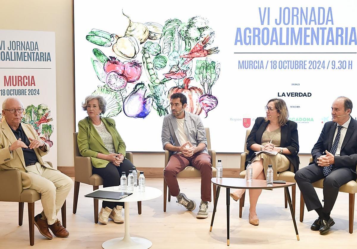 El periodista Pachi Larrosa moderó la mesa redonda en la que intervinieron Juana Pérez, Juan Guillamón, María Jesús Periago y Fulgencio Pérez, en el hotel Rincón de Pepe, en Murcia.