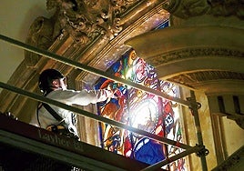 Colocación de una de las vidrieras en la Catedral de Murcia, ayer.